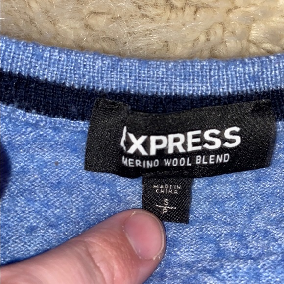 Express V-Neck - Picture 3 of 3